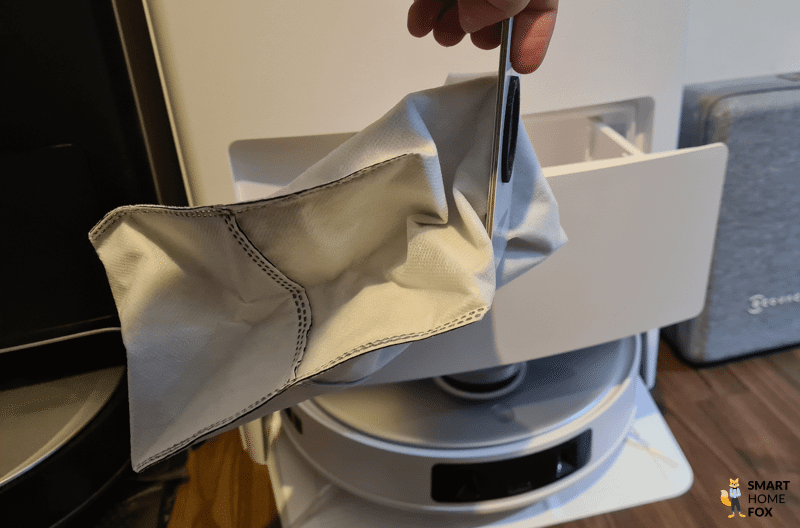 Der Einwegstaubbeutel der ECOVACS DEEBOT T20 OMNI Absaugstation wird in den Händen gehalten.